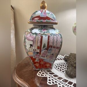 Asian Vintage Porcelain Jar Rose Medallion.